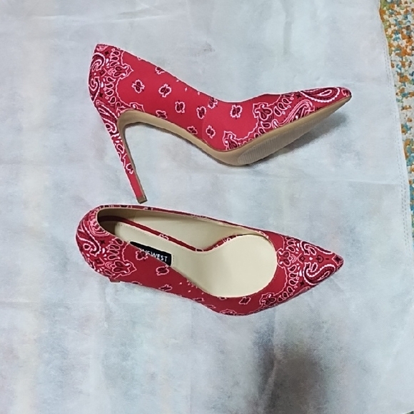 Nine West Red Paisley Bandana Heels Size 8.5 Never Worn - Picture 1 of 8